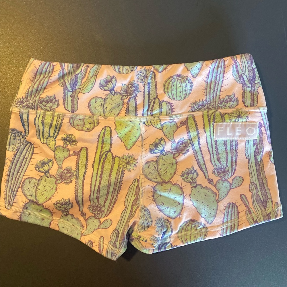 RARE Fleo shorts size small